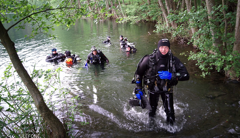 Tauchergruppen beim Ausstieg aus dem See